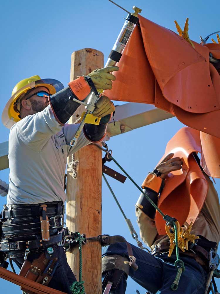 UTILITY SOLUTIONS BREAK-SAFE 27 kV LOADBREAK & PICKUP JUMPER CLAMP W/ DUCKBILL HEAD W/ SOFTCASE - T and A Tools